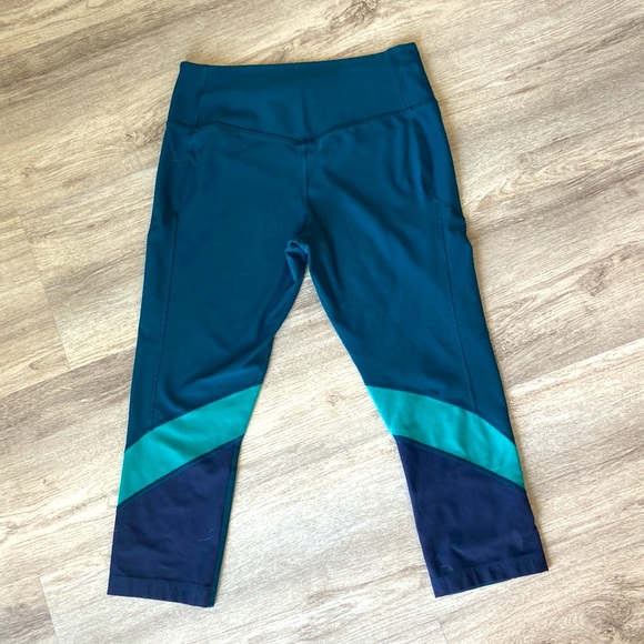 Nike Dri Fit 3/4 Leggings - Picture 2 of 2